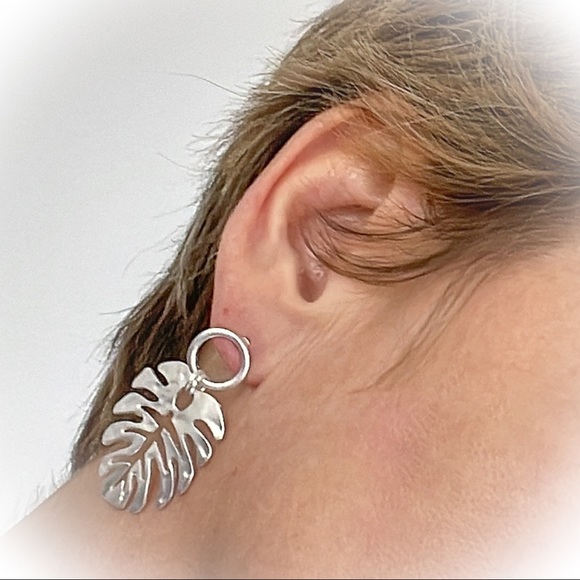 💕Beautiful Silver Tone Plantain Leaf Fashion Earrings💕 - Picture 4 of 5